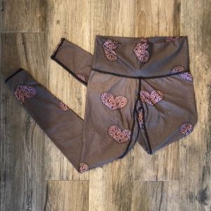 Teeki SMALL Hot Pants Yoga Leggings Geo Hearts